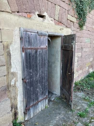 Der Eingang zum Bierkeller in der Friedrich-Münch-Straße in Lienzingen.