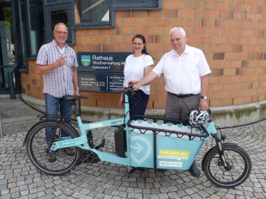 Das Lastenrad wird übergeben