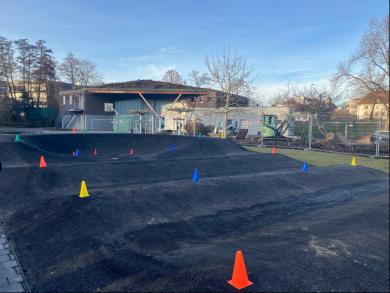 Kleinkinderpumptrack vor dem Jugendhaus